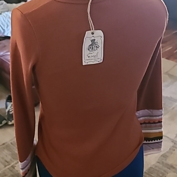 Easel for Angels from Los Angeles sz. S. Rust with Crochet sleeves. (#1302) - Picture 6 of 11